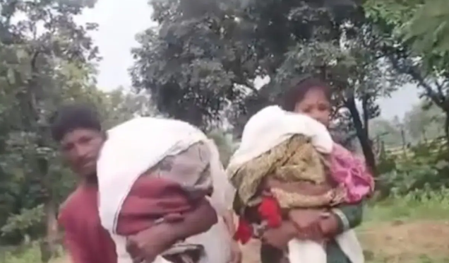 Parents struggling to carry the bodies of their children through a muddy path in Maharashtra due to lack of ambulance services.