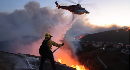 Wildfire in Pacific Palisades Los Angeles, destroying homes and forcing thousands to evacuate.