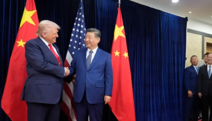 Donald Trump speaking with Xi Jinping during a phone call discussing US-China relations, Taiwan tensions, trade issues, and the Ukraine crisis.
